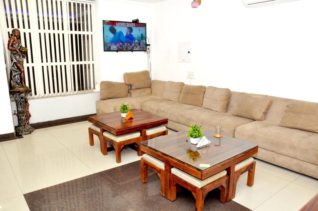 Hotel Almond Zirakpur Exterior foto