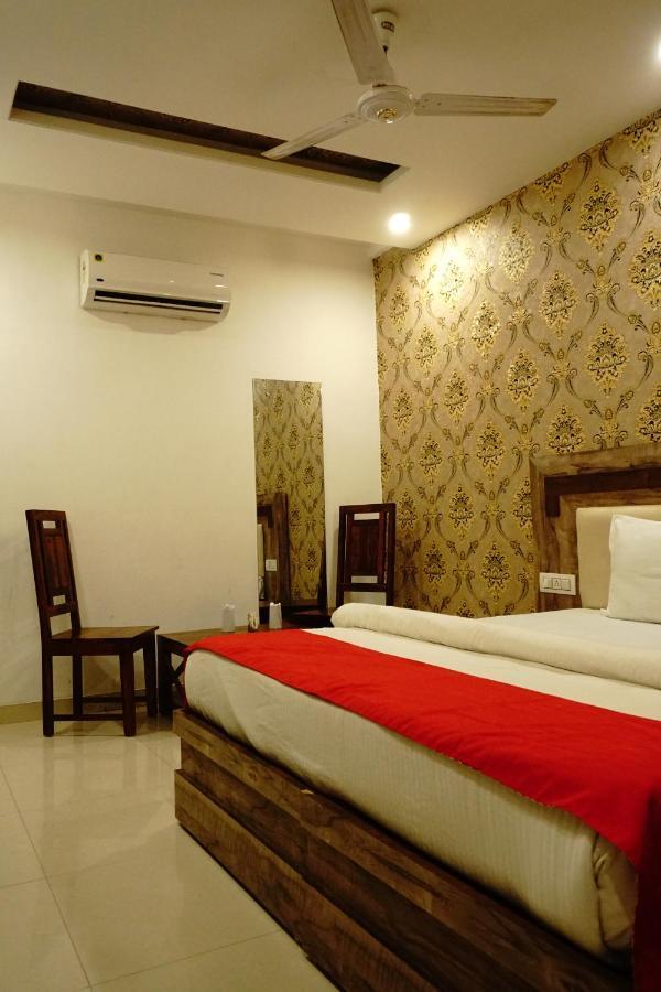 Hotel Almond Zirakpur Exterior foto